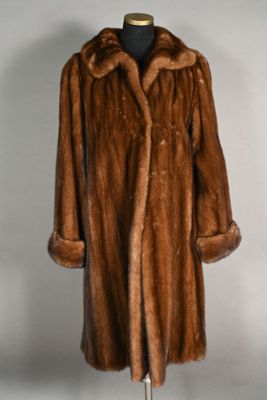 ANONYME. Manteau 7/8 en vison pleines peaux, col à finition …