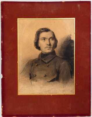 une vieille photo d'un homme en uniforme militaire, dans un cadre rouge