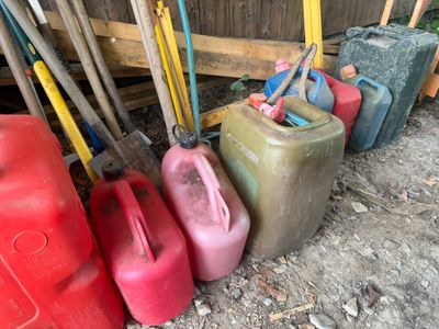 de nombreux bidons en plastique de différentes couleurs alignés les uns à côté des autres