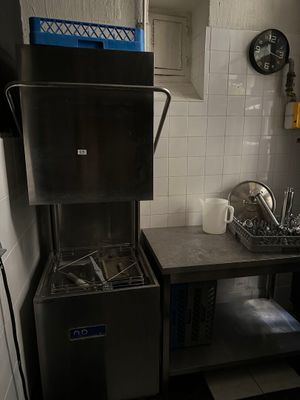 une petite cuisine équipée d'un évier et d'une cuisinière