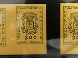 trois timbres différents sont exposés dans une vitrine