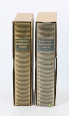 deux livres sont posés côte à côte sur une surface blanche