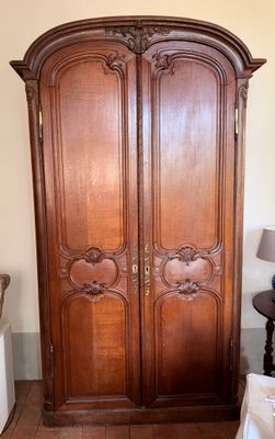 une armoire en bois dans le coin d'une pièce