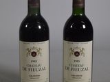 deux bouteilles de vin posées l'une à côté de l'autre sur une table