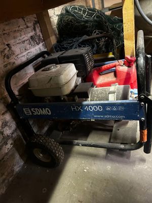 un petit chariot contenant des outils, dans un garage