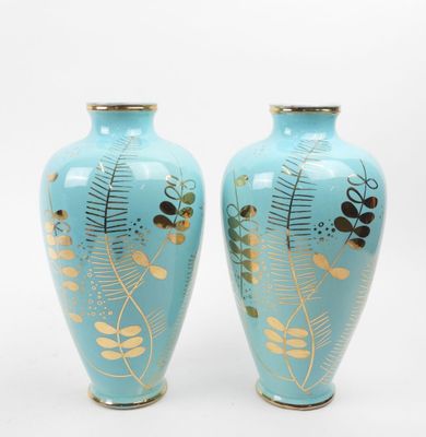deux vases posés sur une surface blanche