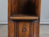une vieille chaise en bois surmontée d'un tiroir