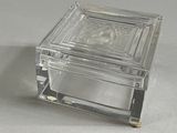 une boîte en verre transparent sur laquelle est représentée une image