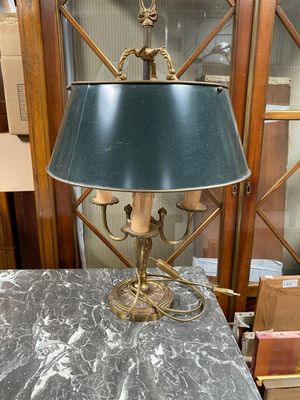 une lampe posée sur une table dans une pièce