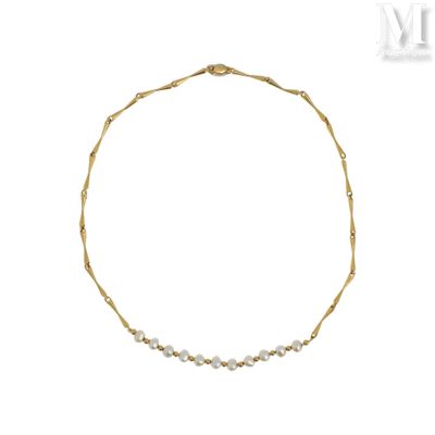 un bracelet en or orné de perles et d'une chaîne, sur fond blanc