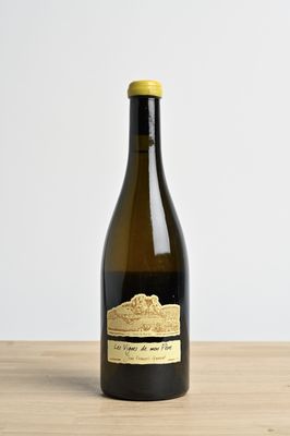 la bouteille de vin est posée sur la table à côté de la bouteille