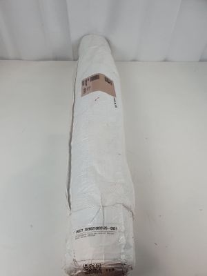 un rouleau de papier toilette posé sur une surface blanche