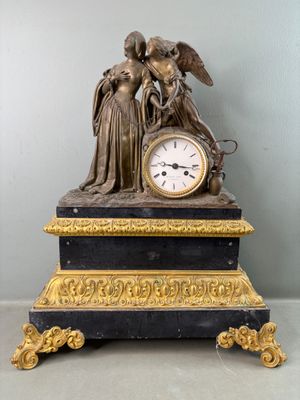 une horloge posée sur une table