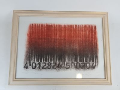 tableau représentant une peinture rouge et noire avec des chiffres sur un mur blanc