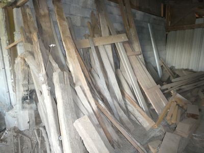 de nombreux morceaux de bois empilés dans une pièce