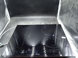 une plaque de cuisson noire à deux feux dans une cuisine