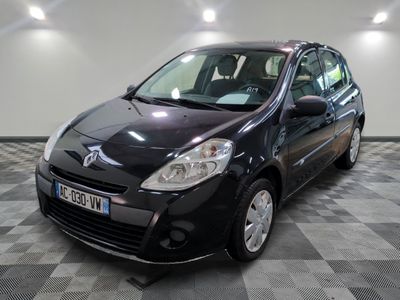 la photo d'une petite voiture noire garée dans un garage