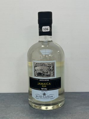 une bouteille de rhum de la Jamaïque posée sur un comptoir