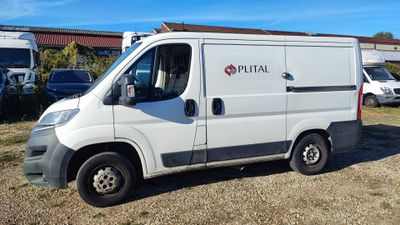 une camionnette blanche garée dans un parking