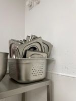 Un lot inox comprenant une étagère, bacs gastro et quelques … (photo 2)