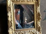 une photo d'un miroir accroché au mur