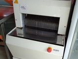 une image représentant une machine posée devant un réfrigérateur
