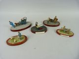 plusieurs figurines miniatures représentant différents types de personnes, posées sur une surface blanche