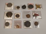 un lot de pièces de monnaie posées sur une table