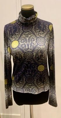 PIERRE LOUIS MASCIA. Tee shirt à col roulé imprimé de chimèr…