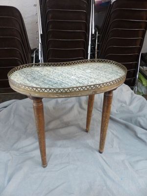 une petite table avec un plateau en verre et des pieds en bois