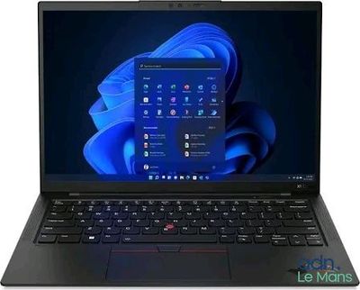 l'ordinateur portable est ouvert sur une surface blanche avec un fond bleu