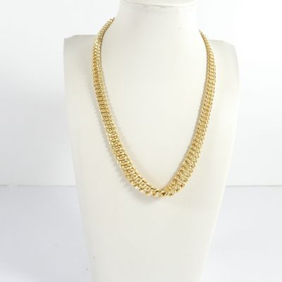 un gros plan sur un collier porté par un mannequin