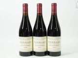 trois bouteilles de vin rouge posées sur une table blanche