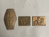 trois boutons anciens en laiton représentant une femme et un homme