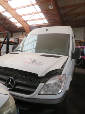 une camionnette blanche garée dans un garage