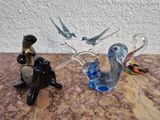 trois figurines d'animaux posées sur une table