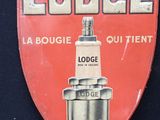 un insigne rouge sur lequel figure l'image d'une étincelle