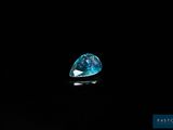 un diamant bleu sur fond noir