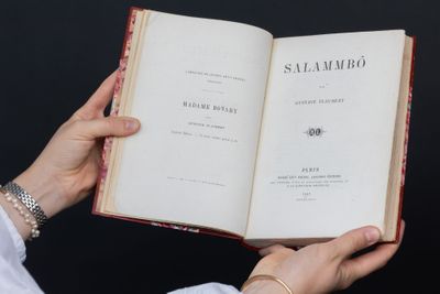 une personne tenant un livre ouvert dans ses mains