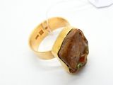 une bague en or sertie d'une pierre brune