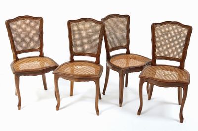 quatre chaises avec un dossier en rotin, sur fond blanc