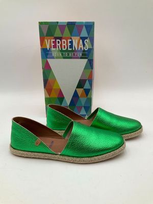 une paire d'espadrilles vertes avec un motif carré sur le côté