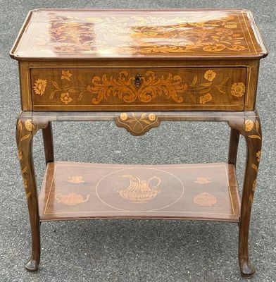 une petite table surmontée d'un tiroir