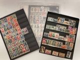 deux dossiers portant des timbres, posés sur une table