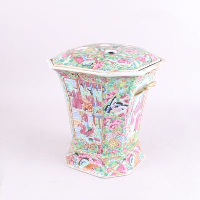 un vase avec un couvercle sur fond blanc