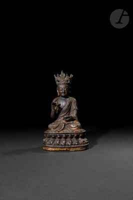 une image représentant une statue en bronze d'une personne portant une couronne sur la tête