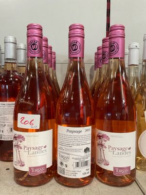 plusieurs bouteilles de vin sont alignées sur un comptoir