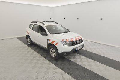 la voiture blanche est garée dans le garage sur le sol en damier