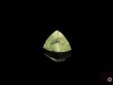 gros plan d'un diamant vert sur une surface noire