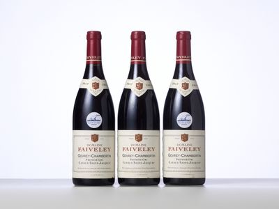 trois bouteilles de vin posées sur une table l'une à côté de l'autre